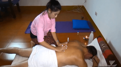 หนังโป้ หมอนวดสาวโดนฝรั่งขี่เงี่ยนจับเย็ดสดจนร้องเจ็บหี