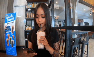 หนังx หนุ่มฝรั่งเสียค่ากาแฟแก้วเดียวก็ได้เย็ดหีสาวฟรีแล้ว