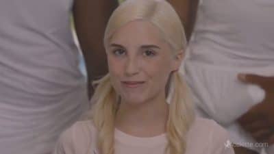 สวิงกิ้งฝรั่ง สาวน้อยตัวเล็กผิวขาวกับแท่งดำห้าแท่ง เย็ดโหด