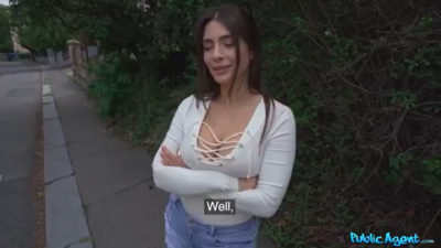 คลิปหลุดฝรั่ง สาวนางแบบนั่งริมถนน โดนผู้ชายมาขอเย็ด